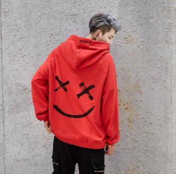 Joven de espaldas vestido con una sudadera roja de sonrisa estampada, parte de la colección Smile Print Hoodies Sweatshirts.