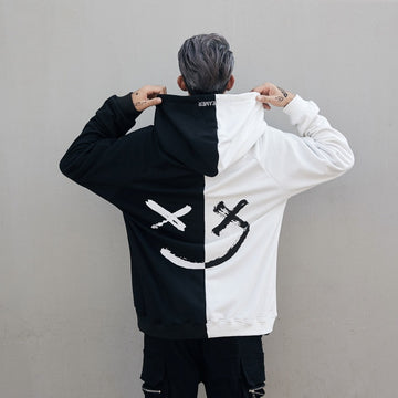 Hombre usando sudadera Smile Print Hoodies Sweatshirts con diseño de cara sonriente en la espalda.